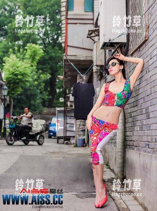 在爱丝的“丝缚美人”最新图集中，我发现了些许与众不同的调调