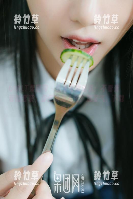 GIRLT果团网-龚玥菲 GIRLT果团网 - 公众号推送说:不看龚玥菲的套装,你何以为人生?别客气,下载吧!