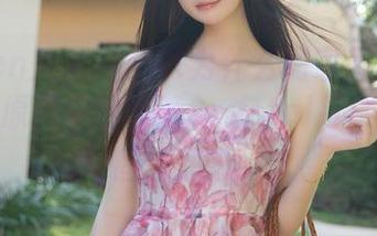 Xiuren秀人网 – 以为什么居家都是路边捡的，原图中的梓萱Crystal打破了我的固执想象。