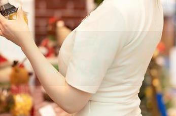 YouMi尤蜜荟 – 鱼尾fish的礼服写真：想用它来掩饰我对芒果冰淇淋的喜爱