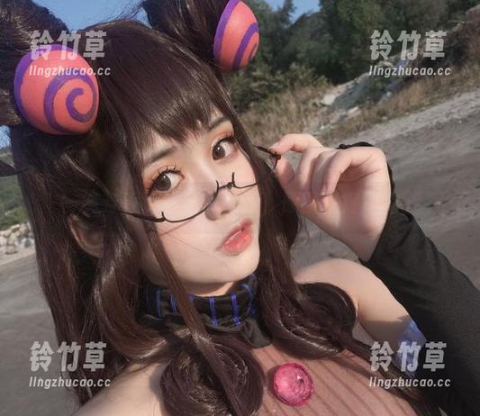 一笑芳香沁的秘书风姿，原图值得深挖。