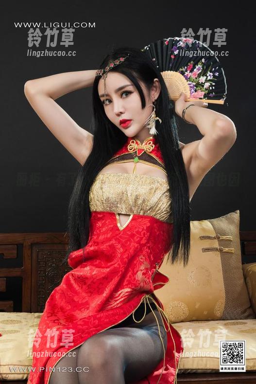 丽柜 - 有了小智贤的制服系列，美图也因她而更加闪耀！