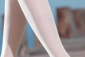 丽柜 – 潘潘在棉袜里的慵懒姿态，配上“无圣光”，好有一种随意的美感。