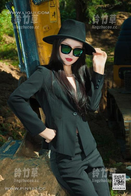 丽柜 - 美美的白衣服合集，搭配上了一丝丝funky的气息呢。