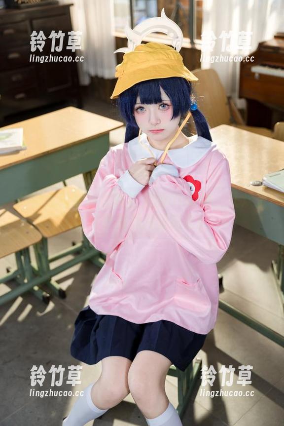 体验九柒喵没在教室里的OL制服：让欢乐在与你的照片里交汇！