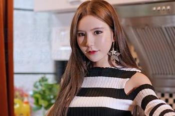 嗲囡囡 – 我就问，方绮言Ayaka眼镜后面藏了啥？这组写真集立马吸引我的注意，原图太真实了。