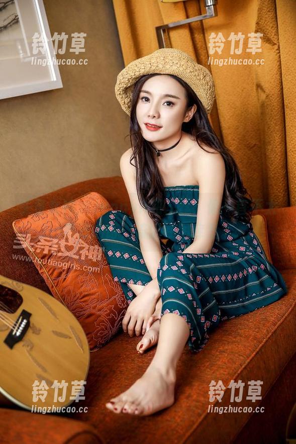 头条女神-JennyR 头条女神 - JennyR和灰丝:像一首不太严肃的诗,流淌在图库里。