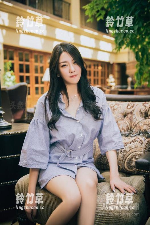 头条女神-杨漫妮 头条女神 - 听说俏皮马尾能撩到不少人,赶紧去看杨漫妮的写真集分享!
