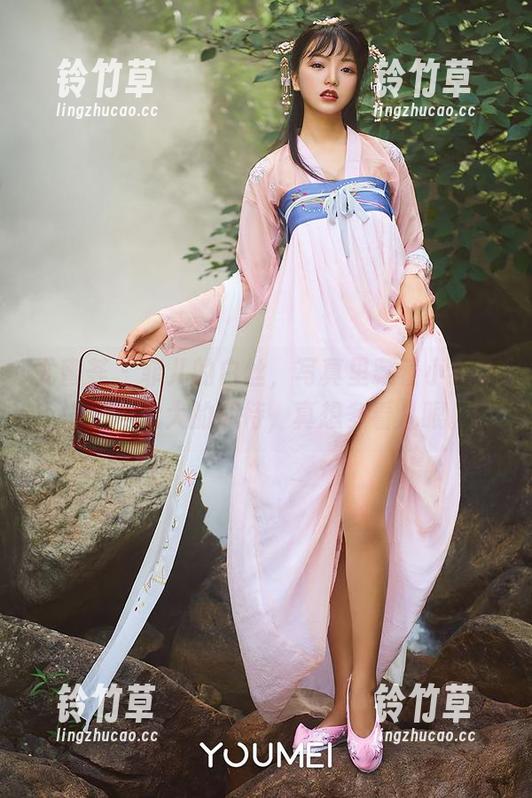 尤蜜荟 - 菲儿的白丝，写真里藏着小小的忐忑和大大的期待，真想多看几眼。