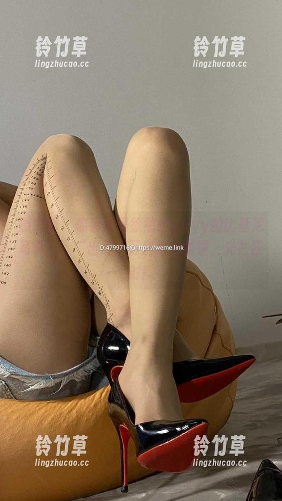 徐绾绾yyyy 微密圈 - 你看那是徐绾绾yyyy的比基尼写真!”“出门千万别忘带墨镜,光芒四射!