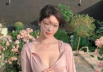 看到抖娘利世的网袜作品，哈哈，这种迷离的眼神，袜子也在撩吗？