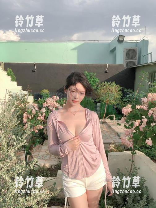 看到抖娘利世的网袜作品，哈哈，这种迷离的眼神，袜子也在撩吗？