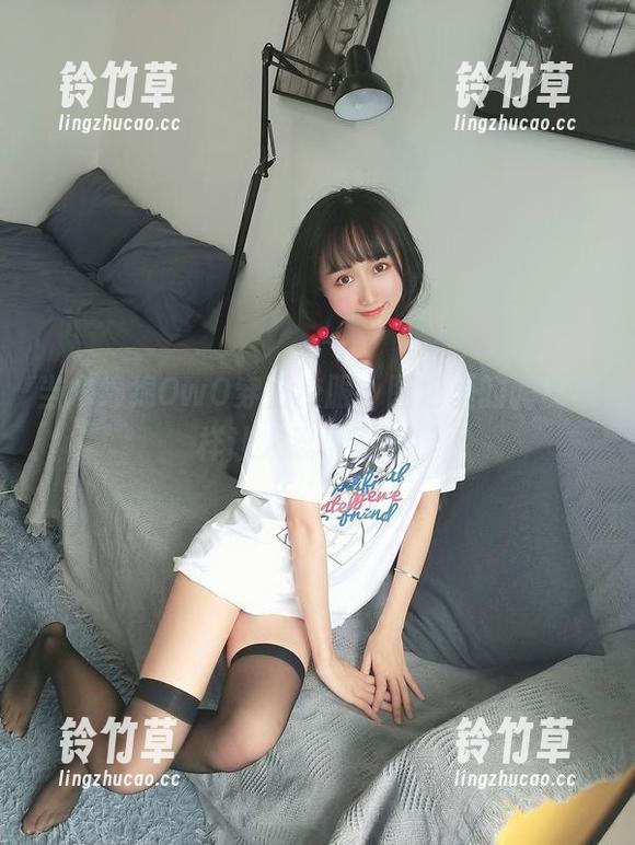 当木绵绵OwO穿上校服，图包里的调皮模样让人忍俊不禁！