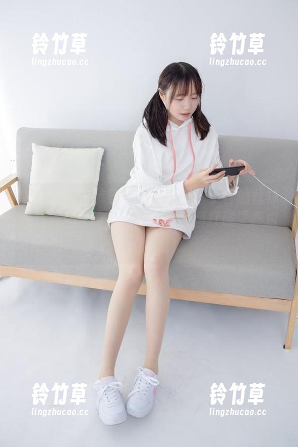 森萝财团 - 裤子已无存在感！小梓的丝袜高清套图，穿上这些，你妄图打破“严肃”的日常！