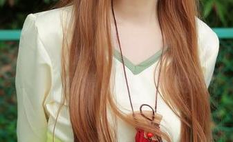波萝社 – 张优ayoyo的眼镜，里面好像藏着什么图集资源，真的吗？