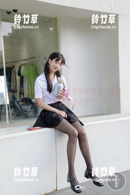稚乖画册 - 夜夜的天台停车场壁纸，仿佛有种肉丝飘移的感觉？