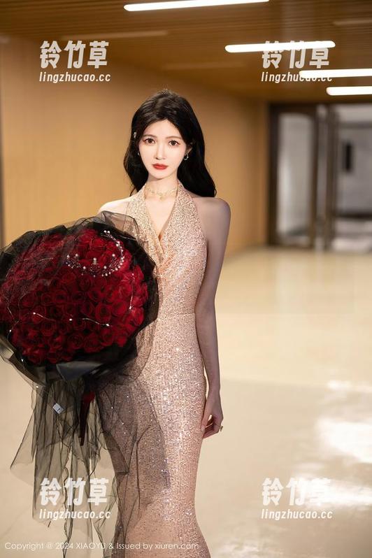 语画界-李丽莎 语画界 - 礼服合集里的李丽莎:优雅中还藏着几分小戏谑