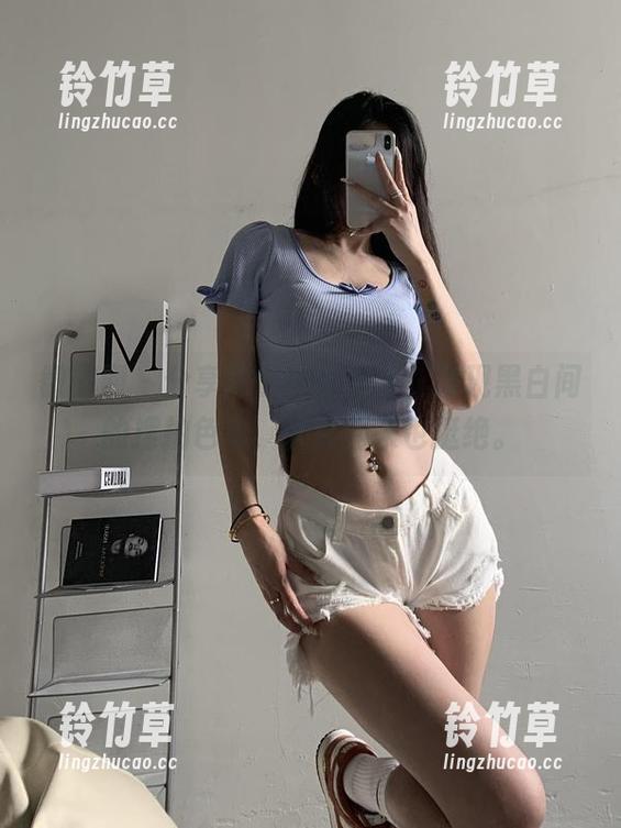 陈佩奇 微密圈 - 分享陈佩奇的图包,发现黑白间的摆拍色彩,认真起来也挺绝。