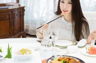 魅妍社 – 黑色这一选项下，丽Yovi的表现可真耐人寻味，原图中有种不经意的挑逗。