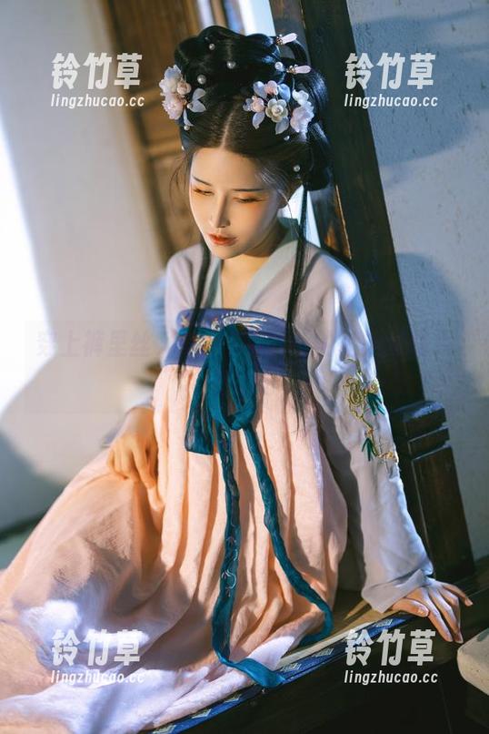 穿上裤里丝，鹿八岁baby的私拍套路果然满分